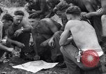 Standbild amerikanischen Fallschirmjäger Nadzab New Guinea, 1943, aus Sekunde 18 historischem Filmmaterial Videoclip 65675034911