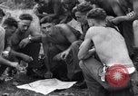 Standbild amerikanischen Fallschirmjäger Nadzab New Guinea, 1943, aus Sekunde 19 historischem Filmmaterial Videoclip 65675034911