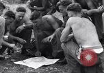Standbild amerikanischen Fallschirmjäger Nadzab New Guinea, 1943, aus Sekunde 20 historischem Filmmaterial Videoclip 65675034911