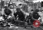 Standbild amerikanischen Fallschirmjäger Nadzab New Guinea, 1943, aus Sekunde 30 historischem Filmmaterial Videoclip 65675034911