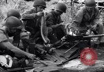 Standbild amerikanischen Fallschirmjäger Nadzab New Guinea, 1943, aus Sekunde 34 historischem Filmmaterial Videoclip 65675034911
