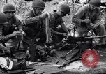 Standbild amerikanischen Fallschirmjäger Nadzab New Guinea, 1943, aus Sekunde 35 historischem Filmmaterial Videoclip 65675034911