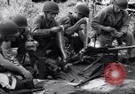 Standbild amerikanischen Fallschirmjäger Nadzab New Guinea, 1943, aus Sekunde 36 historischem Filmmaterial Videoclip 65675034911
