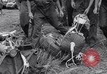 Standbild amerikanischen Fallschirmjäger Nadzab New Guinea, 1943, aus Sekunde 39 historischem Filmmaterial Videoclip 65675034911