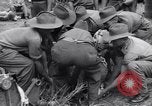 Standbild amerikanischen Fallschirmjäger Nadzab New Guinea, 1943, aus Sekunde 42 historischem Filmmaterial Videoclip 65675034911