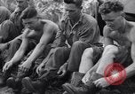 Standbild amerikanischen Fallschirmjäger Nadzab New Guinea, 1943, aus Sekunde 52 historischem Filmmaterial Videoclip 65675034911