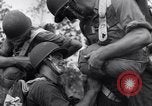 Standbild amerikanischen Fallschirmjäger Nadzab New Guinea, 1943, aus Sekunde 56 historischem Filmmaterial Videoclip 65675034911