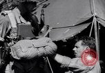 Standbild amerikanischen Fallschirmjäger Nadzab New Guinea, 1943, aus Sekunde 59 historischem Filmmaterial Videoclip 65675034911