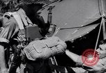 Standbild amerikanischen Fallschirmjäger Nadzab New Guinea, 1943, aus Sekunde 61 historischem Filmmaterial Videoclip 65675034911