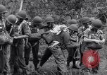 Standbild amerikanischen Fallschirmjäger Nadzab New Guinea, 1943, aus Sekunde 62 historischem Filmmaterial Videoclip 65675034911