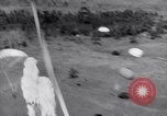 Immagine di I paracadutisti americani Nadzab Nuova Guinea, 1943, secondo 54 filmato di repertorio 65675034912