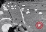 Immagine di I paracadutisti americani Nadzab Nuova Guinea, 1943, secondo 61 filmato di repertorio 65675034912