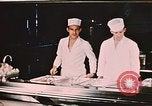 Image cuisiniers Fort Richardson Alaska USA, 1954, de la seconde 6 séquences d'archives historiques vidéo 65675034963