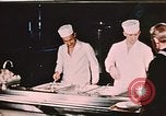 Image cuisiniers Fort Richardson Alaska USA, 1954, de la seconde 9 séquences d'archives historiques vidéo 65675034963