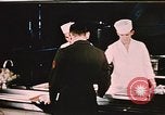 Image cuisiniers Fort Richardson Alaska USA, 1954, de la seconde 60 séquences d'archives historiques vidéo 65675034963