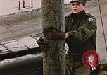 Standbild linesman Elmendorf Air Force Base Alaska USA, 1954, aus Sekunde 4 historischem Filmmaterial Videoclip 65675034965
