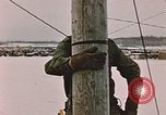 Standbild linesman Elmendorf Air Force Base Alaska USA, 1954, aus Sekunde 9 historischem Filmmaterial Videoclip 65675034965