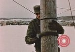 Standbild linesman Elmendorf Air Force Base Alaska USA, 1954, aus Sekunde 13 historischem Filmmaterial Videoclip 65675034965