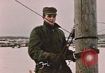 Standbild linesman Elmendorf Air Force Base Alaska USA, 1954, aus Sekunde 18 historischem Filmmaterial Videoclip 65675034965