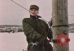 Standbild linesman Elmendorf Air Force Base Alaska USA, 1954, aus Sekunde 24 historischem Filmmaterial Videoclip 65675034965