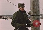 Standbild linesman Elmendorf Air Force Base Alaska USA, 1954, aus Sekunde 28 historischem Filmmaterial Videoclip 65675034965
