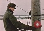 Standbild linesman Elmendorf Air Force Base Alaska USA, 1954, aus Sekunde 32 historischem Filmmaterial Videoclip 65675034965