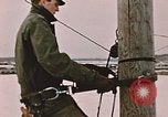 Standbild linesman Elmendorf Air Force Base Alaska USA, 1954, aus Sekunde 35 historischem Filmmaterial Videoclip 65675034965