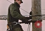 Standbild linesman Elmendorf Air Force Base Alaska USA, 1954, aus Sekunde 36 historischem Filmmaterial Videoclip 65675034965