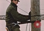Standbild linesman Elmendorf Air Force Base Alaska USA, 1954, aus Sekunde 37 historischem Filmmaterial Videoclip 65675034965