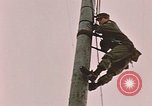 Standbild linesman Elmendorf Air Force Base Alaska USA, 1954, aus Sekunde 42 historischem Filmmaterial Videoclip 65675034965