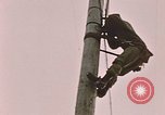 Standbild linesman Elmendorf Air Force Base Alaska USA, 1954, aus Sekunde 45 historischem Filmmaterial Videoclip 65675034965