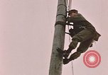 Standbild linesman Elmendorf Air Force Base Alaska USA, 1954, aus Sekunde 49 historischem Filmmaterial Videoclip 65675034965