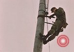Standbild linesman Elmendorf Air Force Base Alaska USA, 1954, aus Sekunde 51 historischem Filmmaterial Videoclip 65675034965
