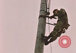 Standbild linesman Elmendorf Air Force Base Alaska USA, 1954, aus Sekunde 52 historischem Filmmaterial Videoclip 65675034965