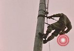 Standbild linesman Elmendorf Air Force Base Alaska USA, 1954, aus Sekunde 55 historischem Filmmaterial Videoclip 65675034965