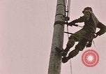 Standbild linesman Elmendorf Air Force Base Alaska USA, 1954, aus Sekunde 56 historischem Filmmaterial Videoclip 65675034965