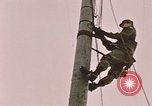 Standbild linesman Elmendorf Air Force Base Alaska USA, 1954, aus Sekunde 61 historischem Filmmaterial Videoclip 65675034965