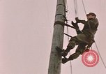 Standbild linesman Elmendorf Air Force Base Alaska USA, 1954, aus Sekunde 62 historischem Filmmaterial Videoclip 65675034965