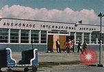 Immagine di Esterno dell'aeroporto internazionale di Anchorage Anchorage Alaska USA, 1954, secondo 3 filmato di repertorio 65675034971