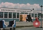 Immagine di Esterno dell'aeroporto internazionale di Anchorage Anchorage Alaska USA, 1954, secondo 6 filmato di repertorio 65675034971