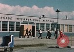 Immagine di Esterno dell'aeroporto internazionale di Anchorage Anchorage Alaska USA, 1954, secondo 8 filmato di repertorio 65675034971