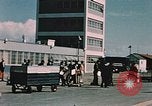 Immagine di Esterno dell'aeroporto internazionale di Anchorage Anchorage Alaska USA, 1954, secondo 25 filmato di repertorio 65675034971
