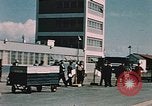 Immagine di Esterno dell'aeroporto internazionale di Anchorage Anchorage Alaska USA, 1954, secondo 26 filmato di repertorio 65675034971