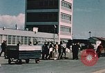 Immagine di Esterno dell'aeroporto internazionale di Anchorage Anchorage Alaska USA, 1954, secondo 27 filmato di repertorio 65675034971