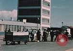 Immagine di Esterno dell'aeroporto internazionale di Anchorage Anchorage Alaska USA, 1954, secondo 28 filmato di repertorio 65675034971