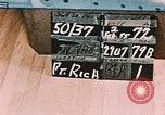 Standbild Alaskan Mann und Frau Fort Richardson Alaska USA, 1955, aus Sekunde 1 historischem Filmmaterial Videoclip 65675034980