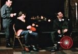 Standbild Alaskan Mann und Frau Fort Richardson Alaska USA, 1955, aus Sekunde 10 historischem Filmmaterial Videoclip 65675034980