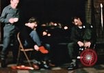Standbild Alaskan Mann und Frau Fort Richardson Alaska USA, 1955, aus Sekunde 15 historischem Filmmaterial Videoclip 65675034980