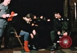 Standbild Alaskan Mann und Frau Fort Richardson Alaska USA, 1955, aus Sekunde 19 historischem Filmmaterial Videoclip 65675034980