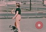 Standbild Tennis Elmendorf Air Force Base Alaska USA, 1954, aus Sekunde 30 historischem Filmmaterial Videoclip 65675034990
